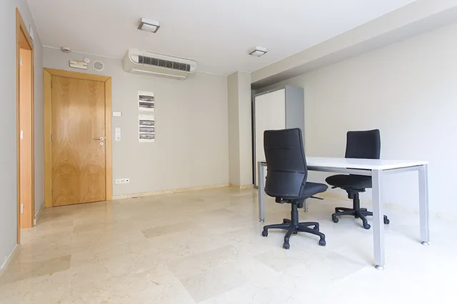 Despacho amueblado con mesa, sillas y armario, climatizado, en Zaragoza
